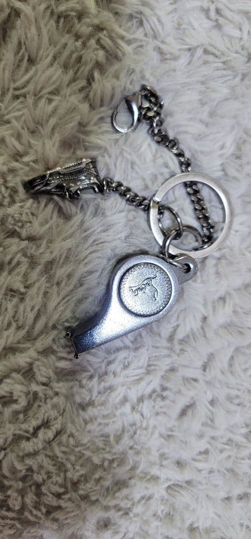 クリスチャンルブタン ホイッスル スニーカー キーホルダー リング 箱 巾着付