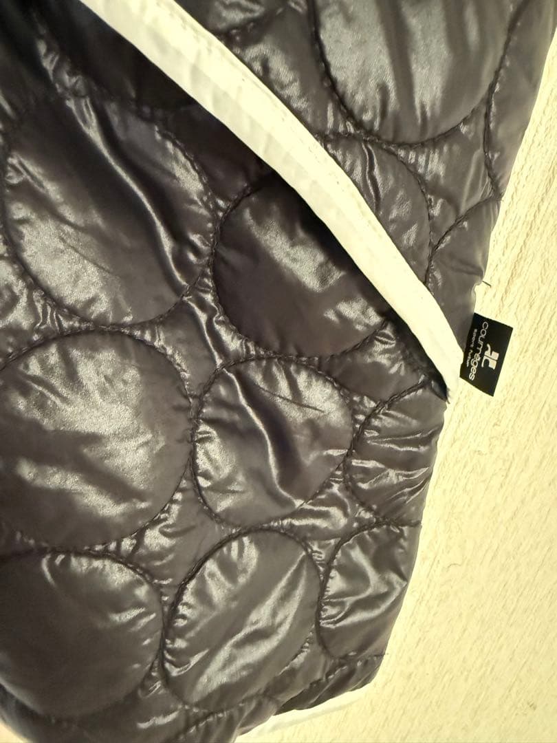 クレージュ　黒　キルティングフード付きジップベスト