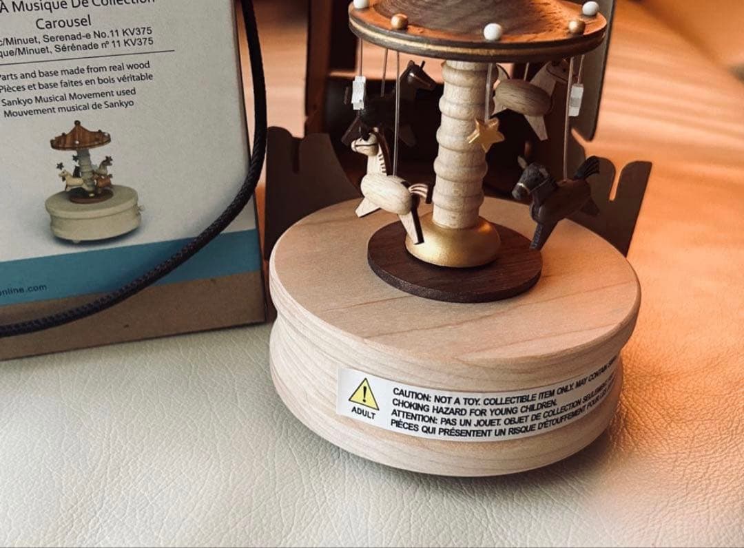 新品箱入り、木製メリーゴーランドオルゴール