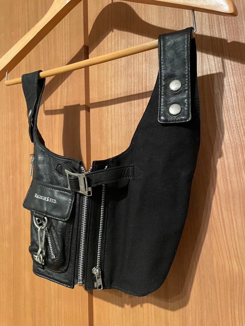 ラリー raleighブラック フットバッグ　クロップドデザイン バッグ　レザー