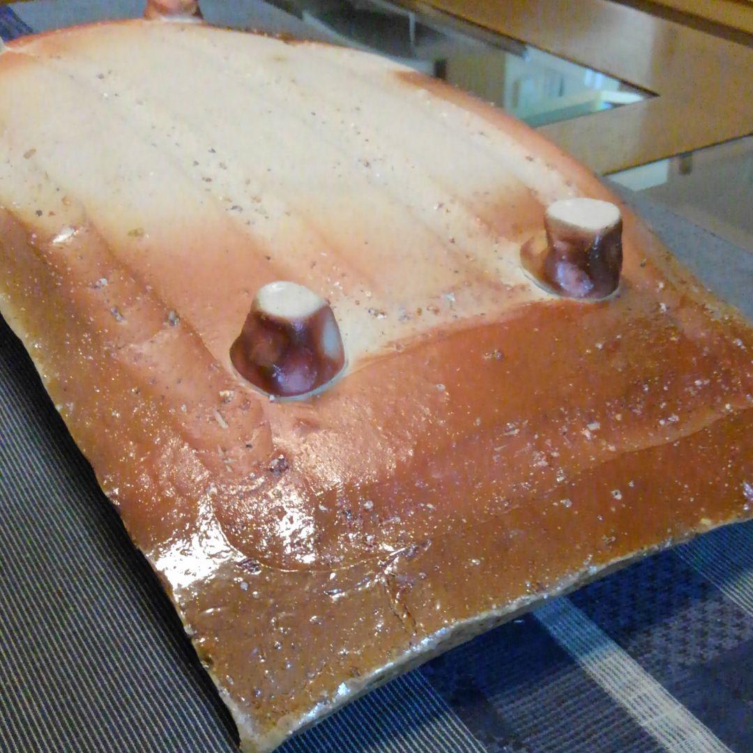 重量感のある　脚つき長方皿　備前焼