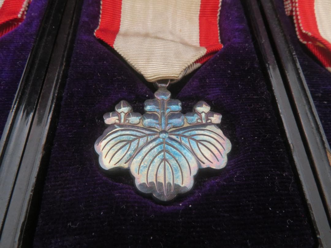 A17. 勲八等白色桐葉章　 記章 勲章 銀メダル3点