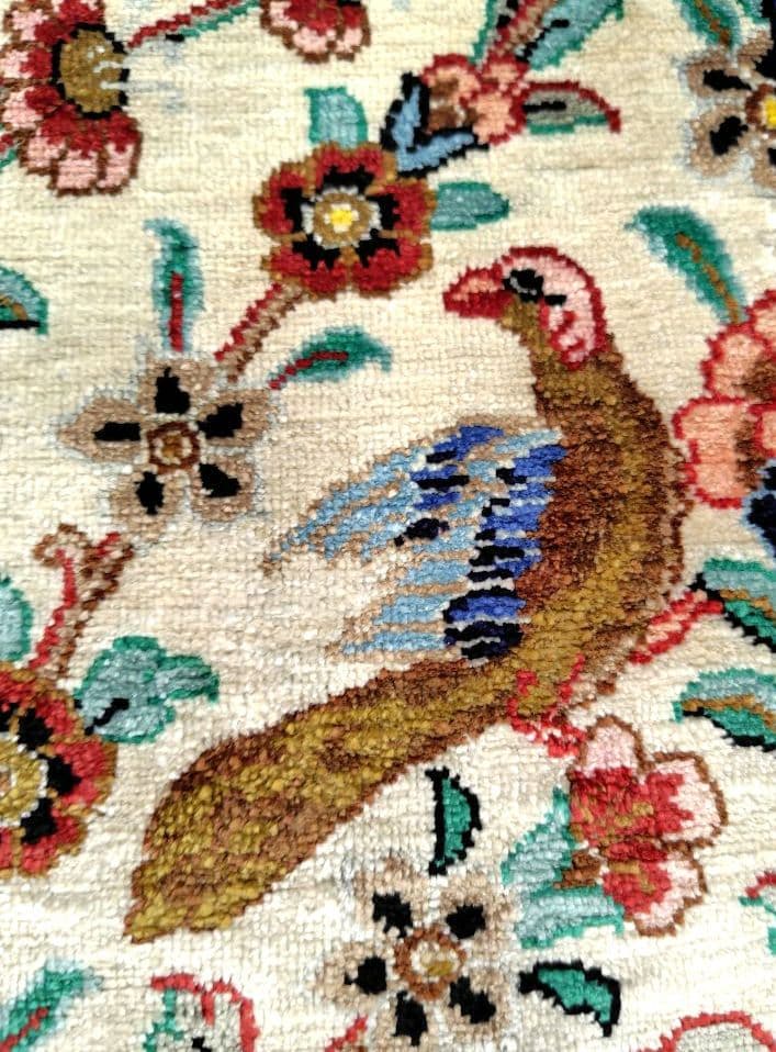 【勝利の美酒は甘い蜜】ペルシャ絨毯　シルク手織り　カラフルな鳥　青いゴブレット