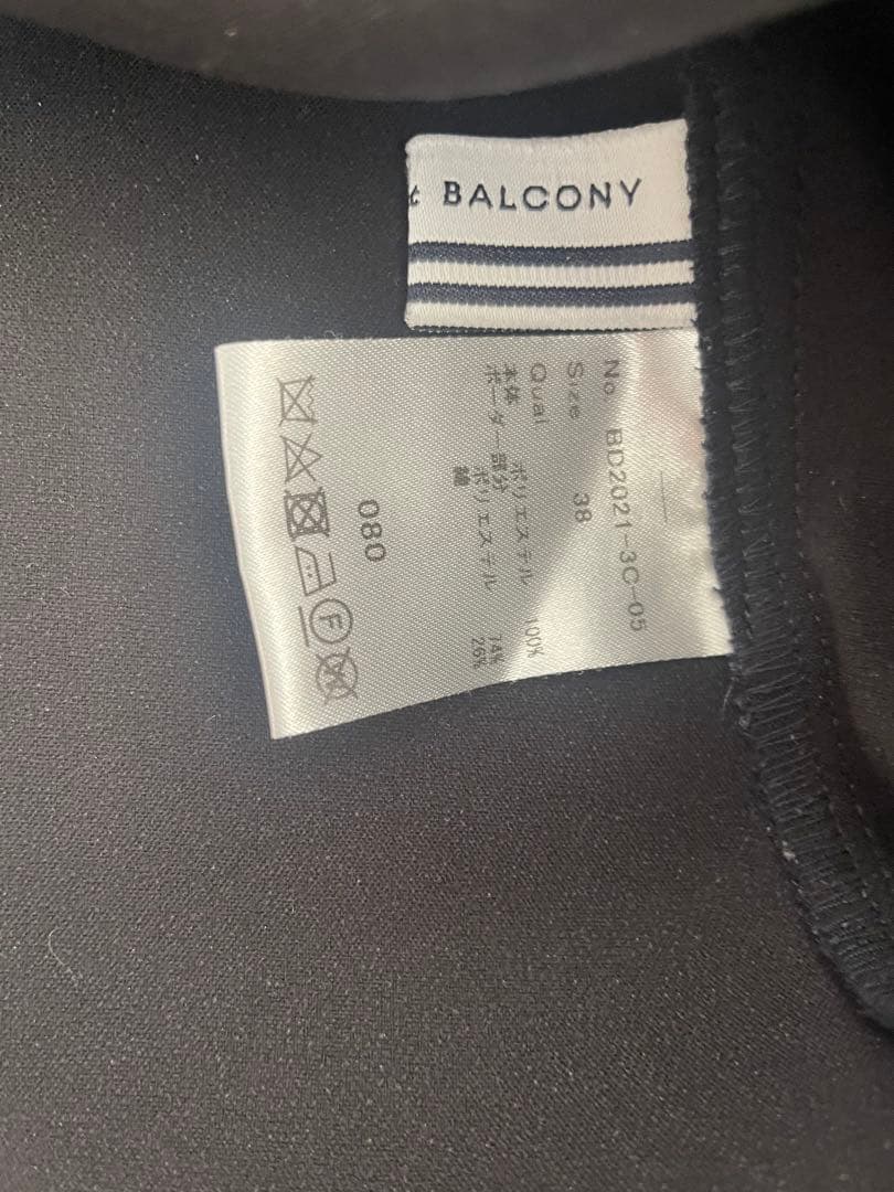 Borders at balcony ネイビーブラウス