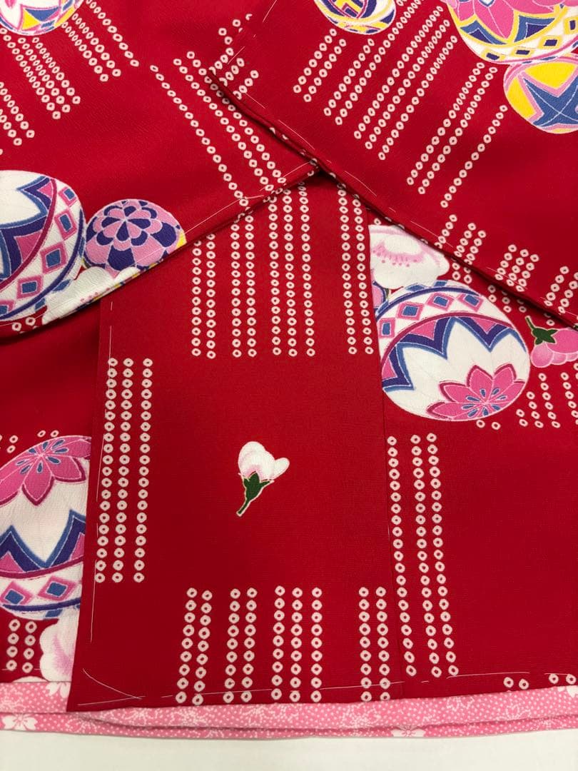 七五三　3歳女の子　着物・被布セット　赤とピンク　可愛い手鞠　桜　鹿子柄　新品