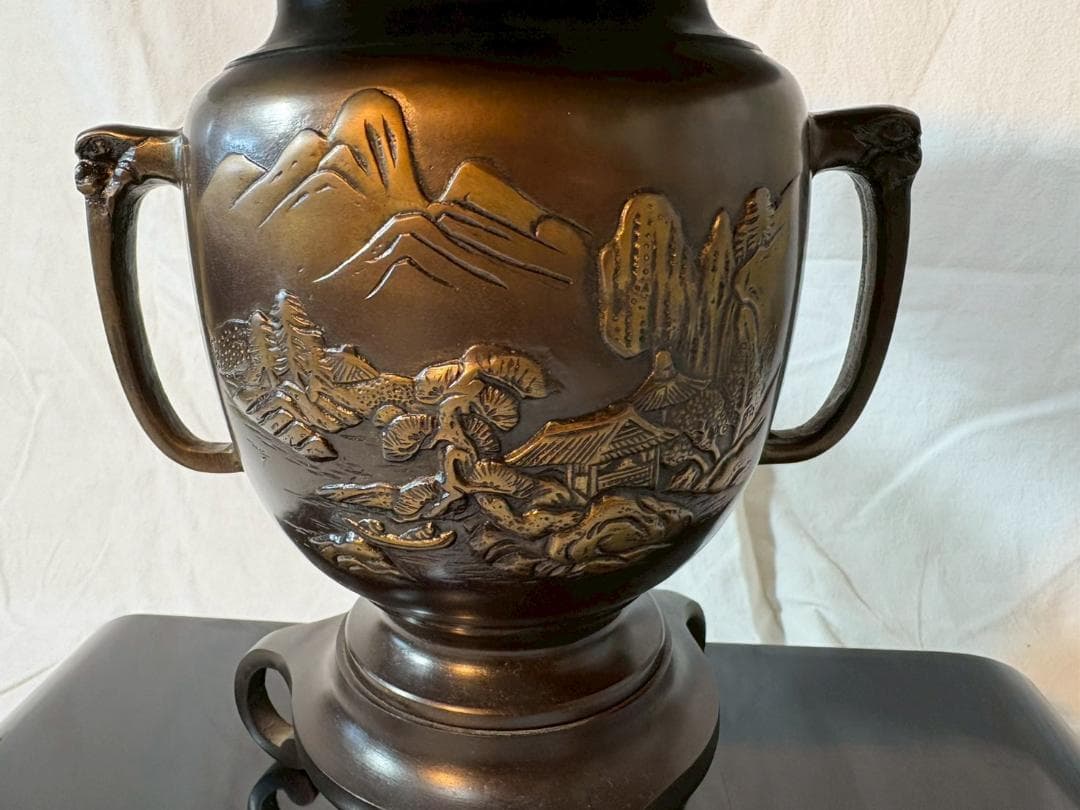 金属製花瓶と黒色巻き角台