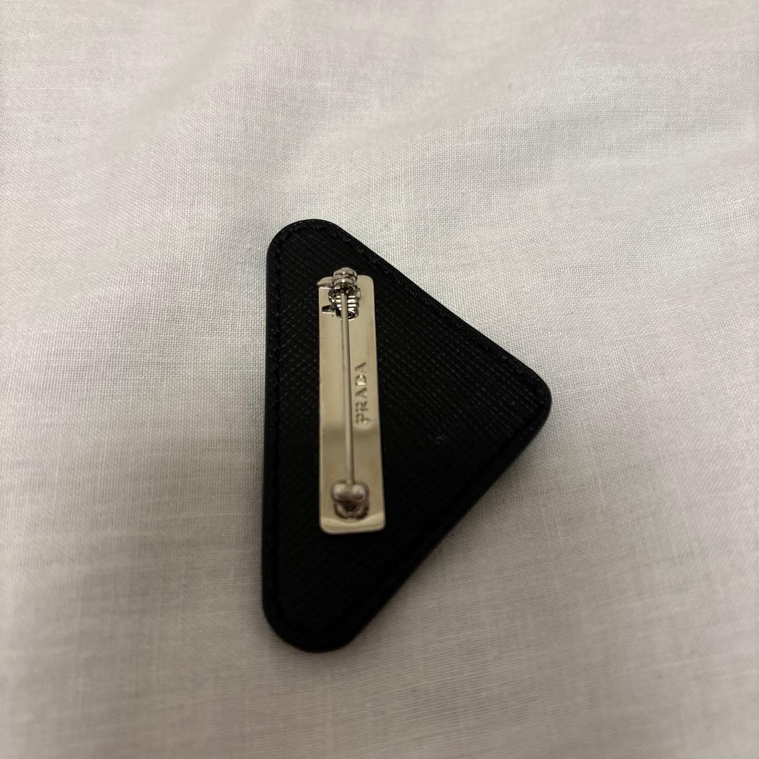 PRADAブローチ