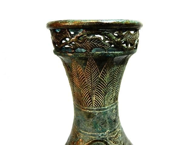 アラベスク模様や動物が細密装飾された青銅製アンティーク花瓶
