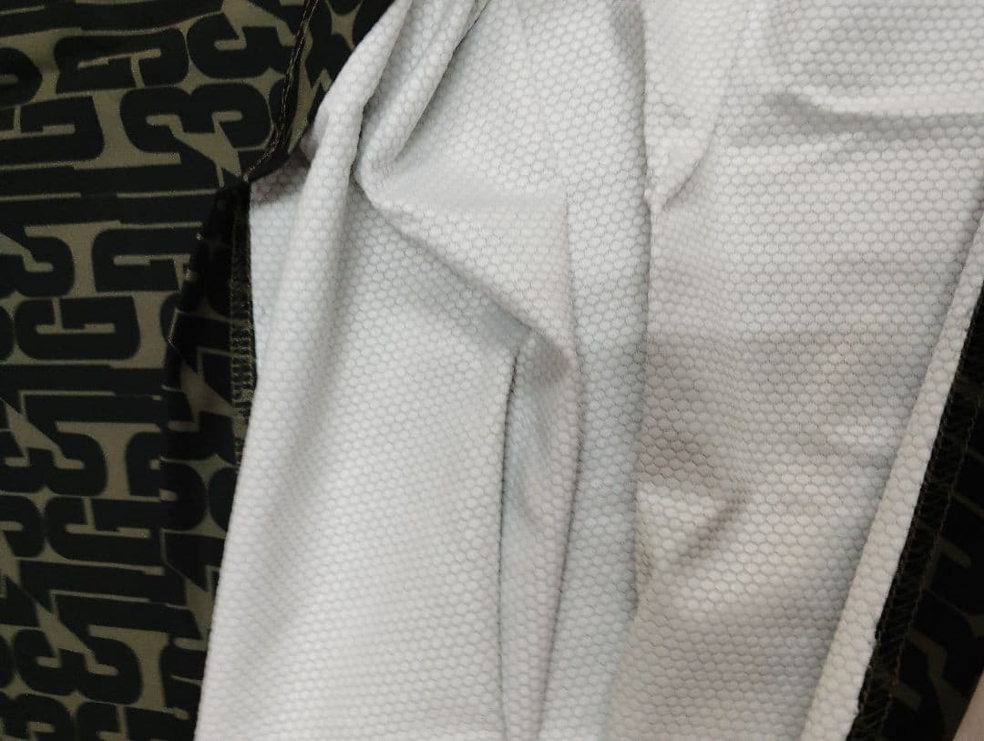 u*8様 未使用1PIU1UGUALE3 GOLF カーキゴルフモックネックシャ