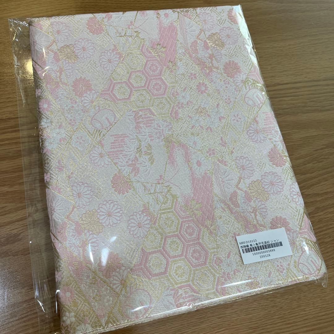 西陣織　菊と亀甲花菱紋　シャンパンゴールド×ピンクテーブルランナー　辻元舞さん