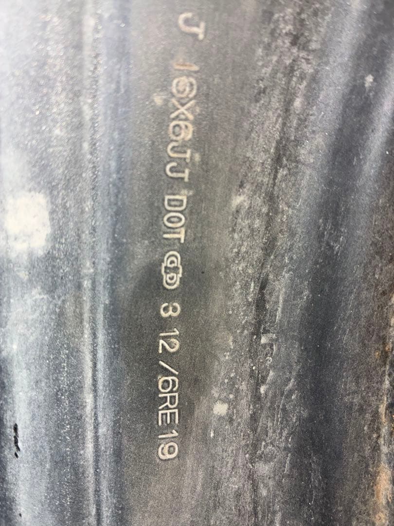 ランクル 100 スタッドレス　275.70.16 送料は着払いでお願いします。