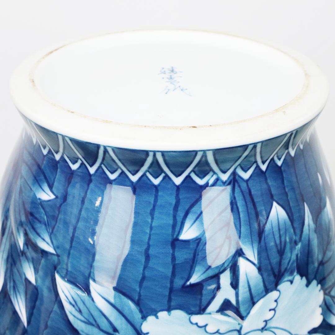 藤井勝雲 染付波渕牡丹獅子図 花瓶　壺　有田焼　染錦　共箱