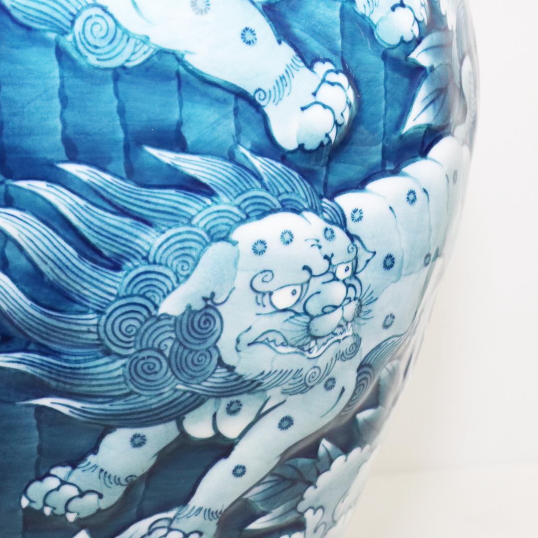 藤井勝雲 染付波渕牡丹獅子図 花瓶　壺　有田焼　染錦　共箱