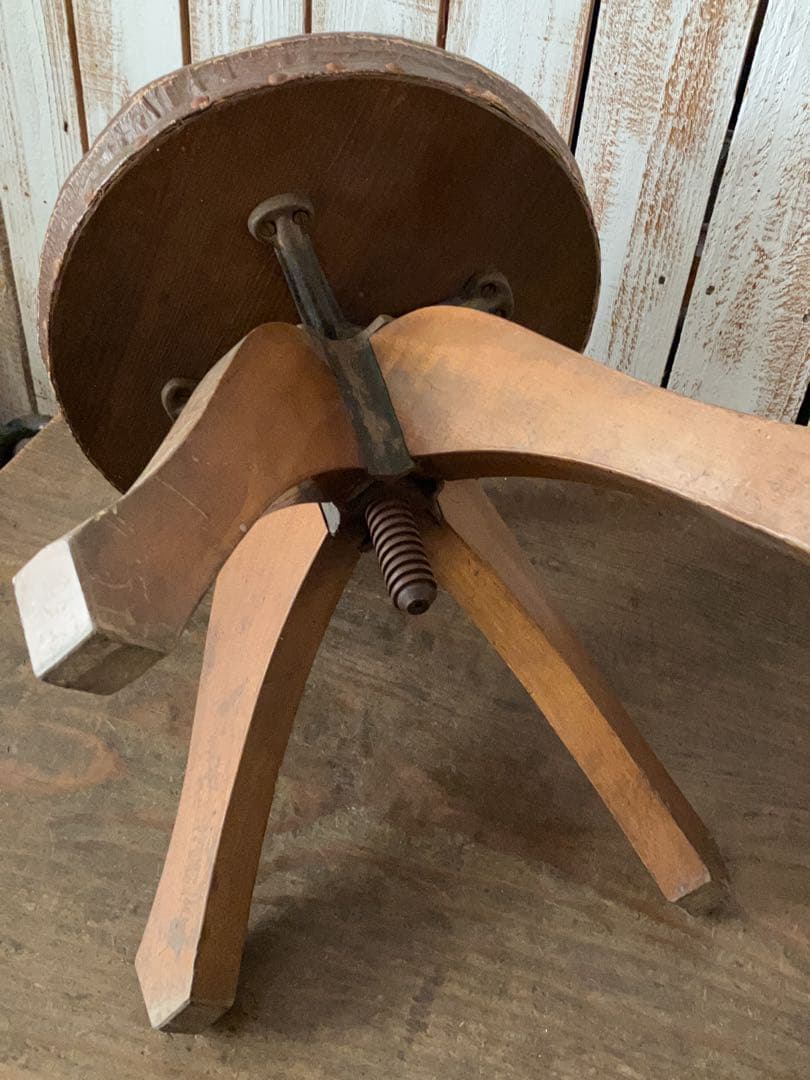 アンティーク　高さ調節可能　シャビーな回転椅子　丸椅子　どっしりとしたスツール
