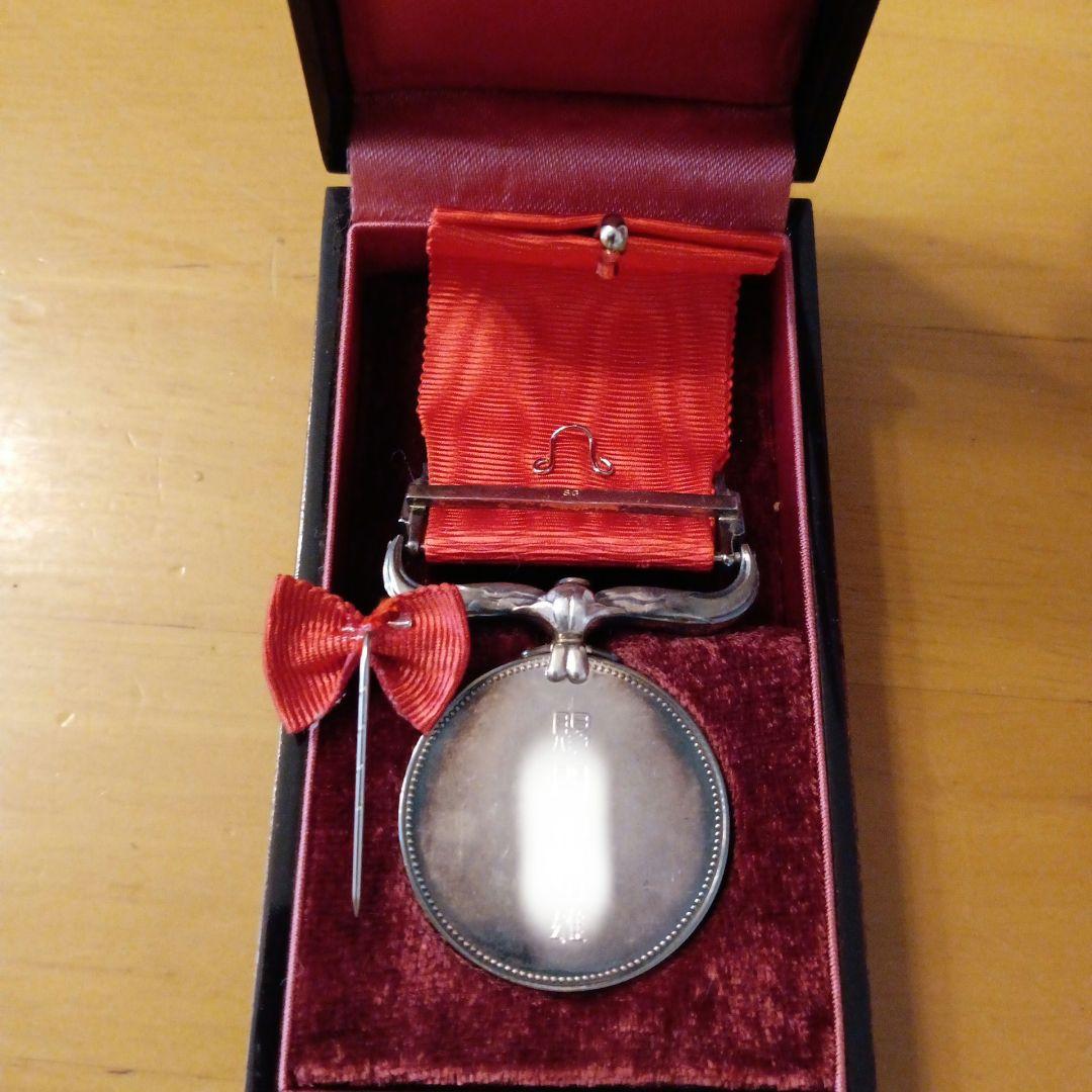 【激レア 珍品】紅綬褒章 純銀製 略綬付き 共箱入 完品　褒章 勲章　徽章 79