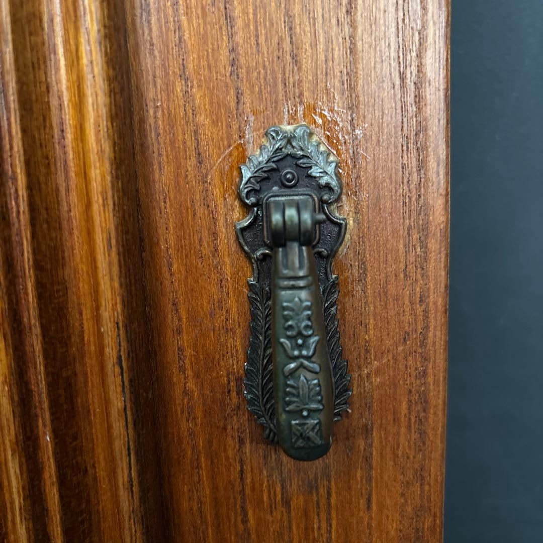 木製引戸　木製扉　家具装飾　花模様　木材　彫刻　木細工　ウッドウォールパネル