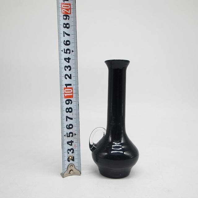 アンティーク　黒色ガラス　一輪挿し　ブラック