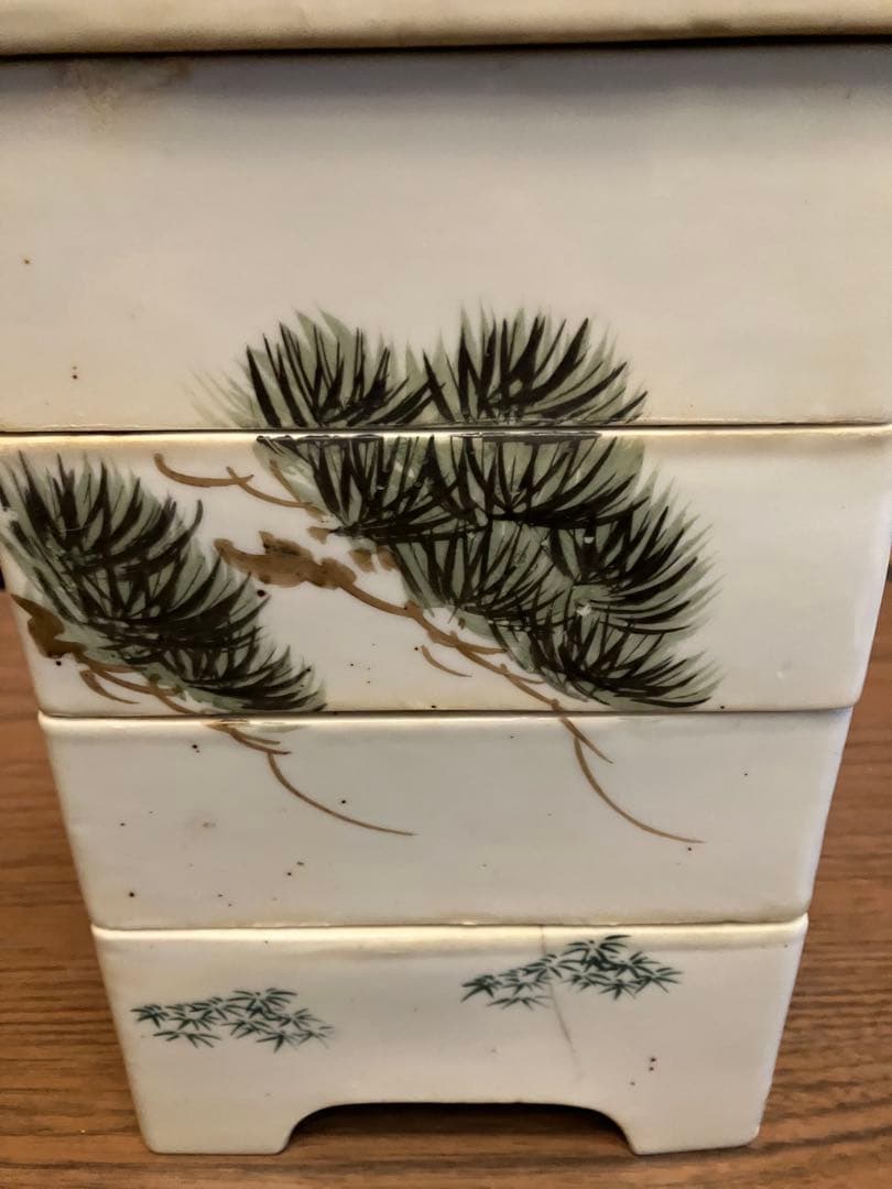 鶴と松の美しい絵柄が施された陶器製の4段重箱