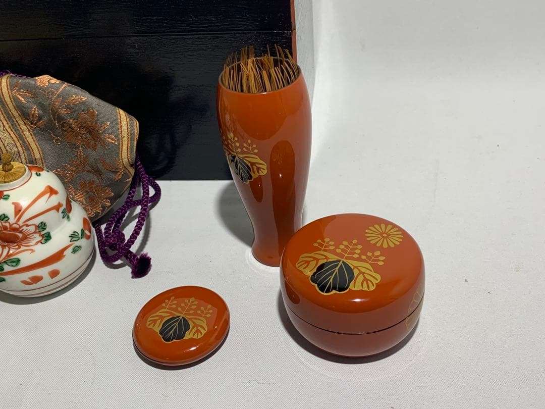 茶箱揃え　瀬戸焼　美濃焼　振出し　棗　香合　茶杓　巾筒　仕覆