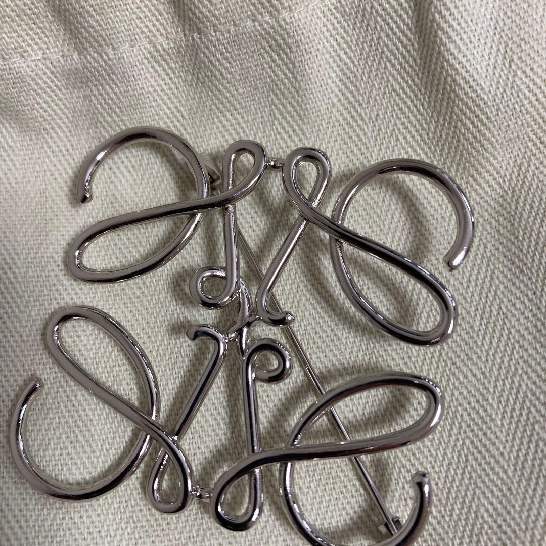 ロエベ　シルバブローチ　ワイワイ