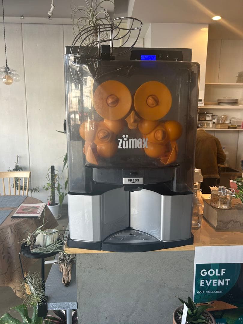 Zümex 自動オレンジ絞り機