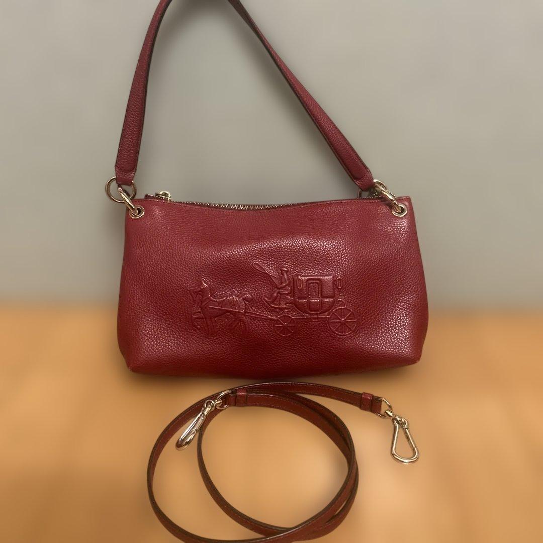 coach コーチ　赤い馬車エンボスショルダーバッグ
