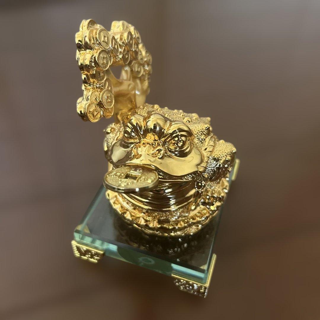 金色のカエルの置物 幸運の象徴