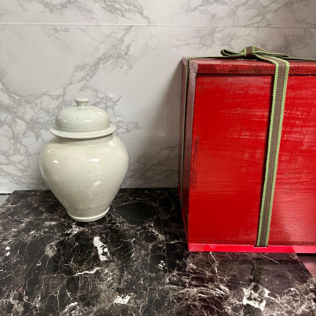 古伊万里、白磁、壺、　共葢、箱付き。