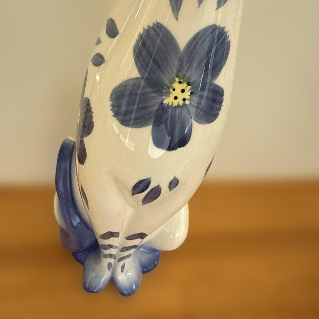 青と白の花模様 猫の陶器置物　アンティーク　ヴィンテージ