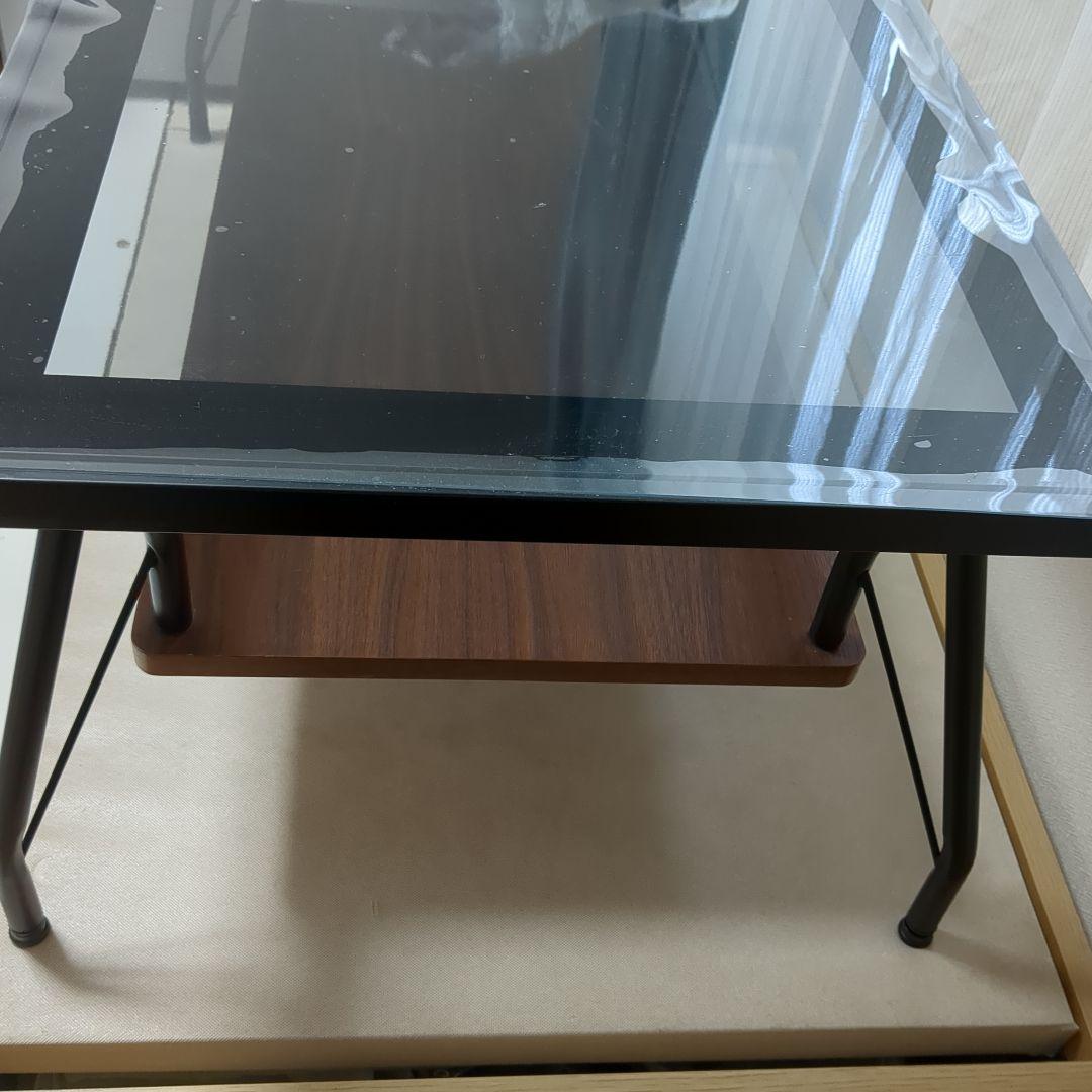 ガラス天板のモダンテーブル