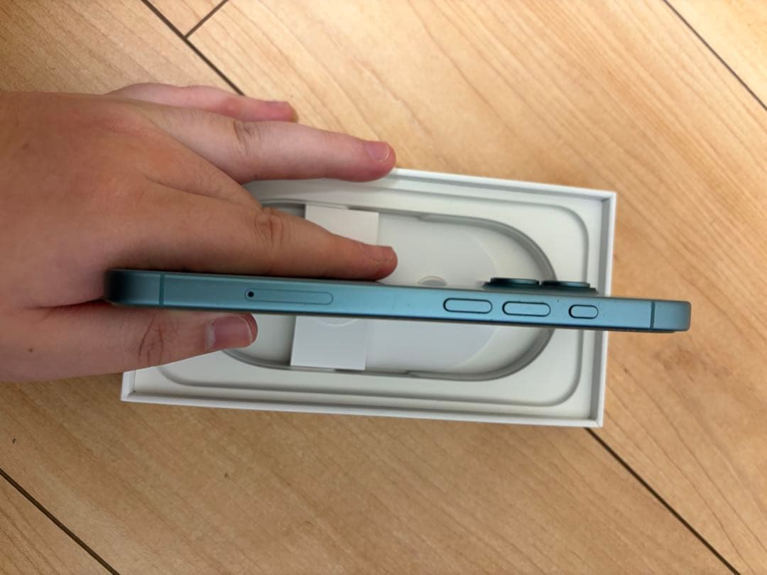 Apple iPhone 16 本体 ティール