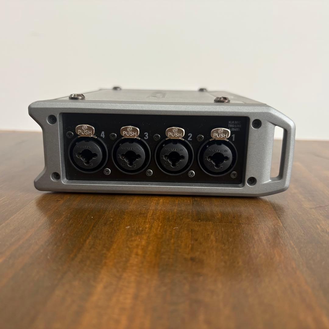 ZOOM F4（ズーム F4）　8トラック フィールドレコーダー