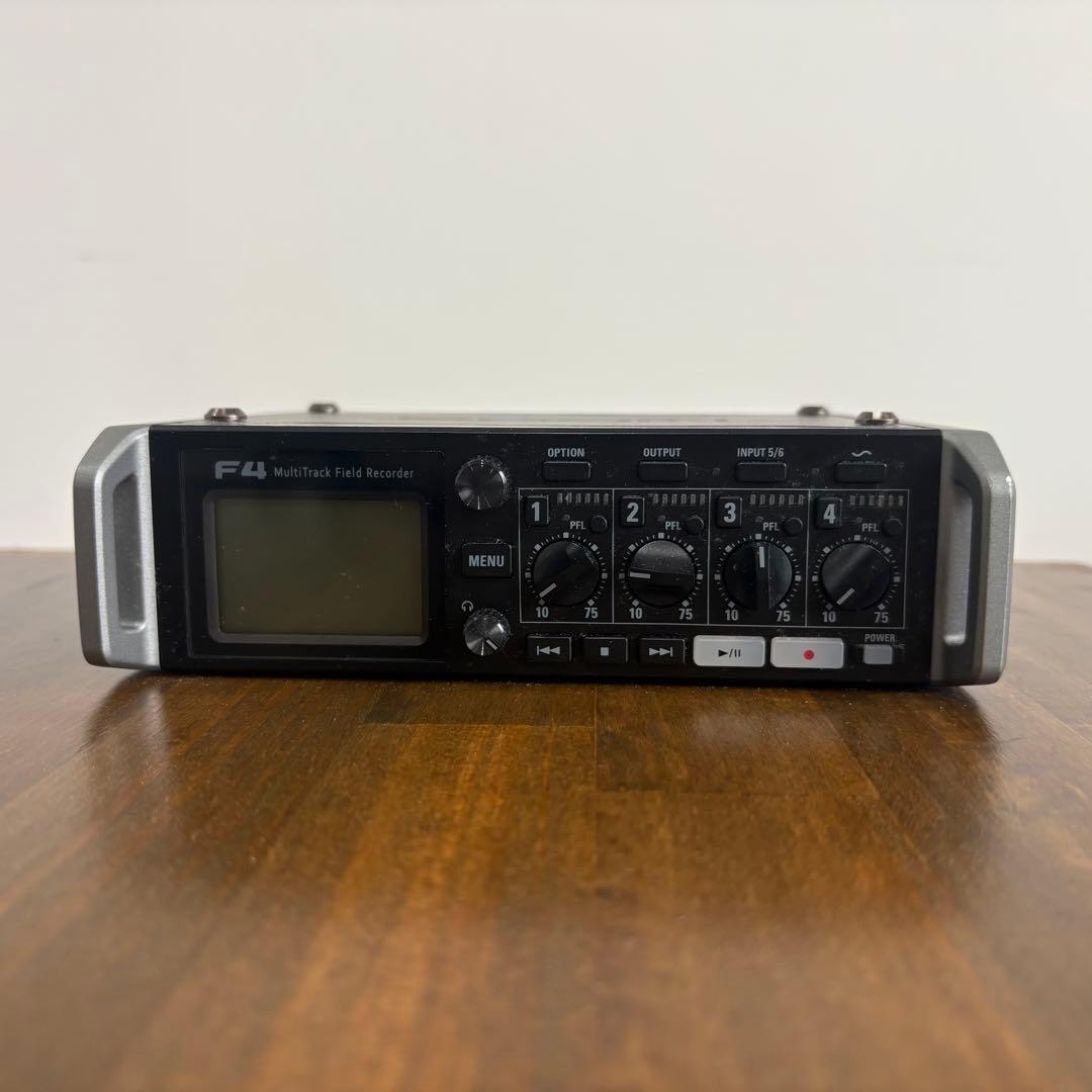 ZOOM F4（ズーム F4）　8トラック フィールドレコーダー