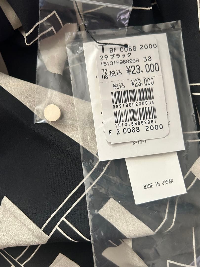 FENNELジオメトリックネックタックボリュームブラウス