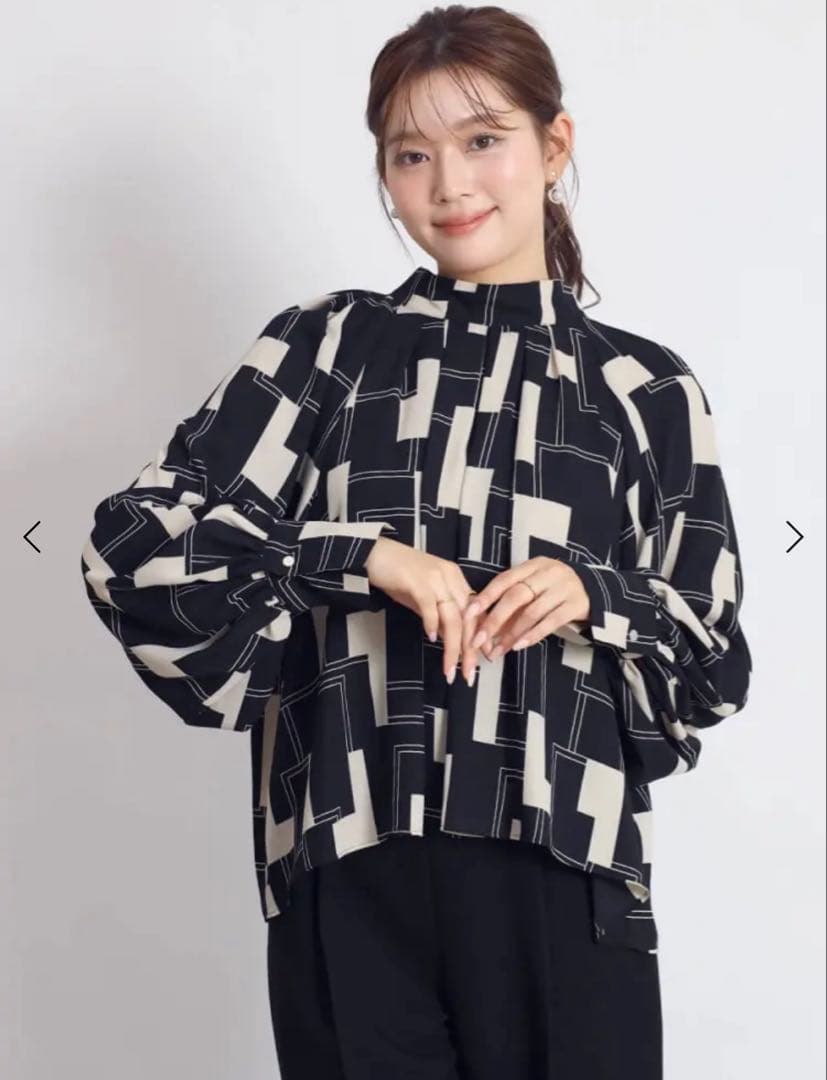 FENNELジオメトリックネックタックボリュームブラウス