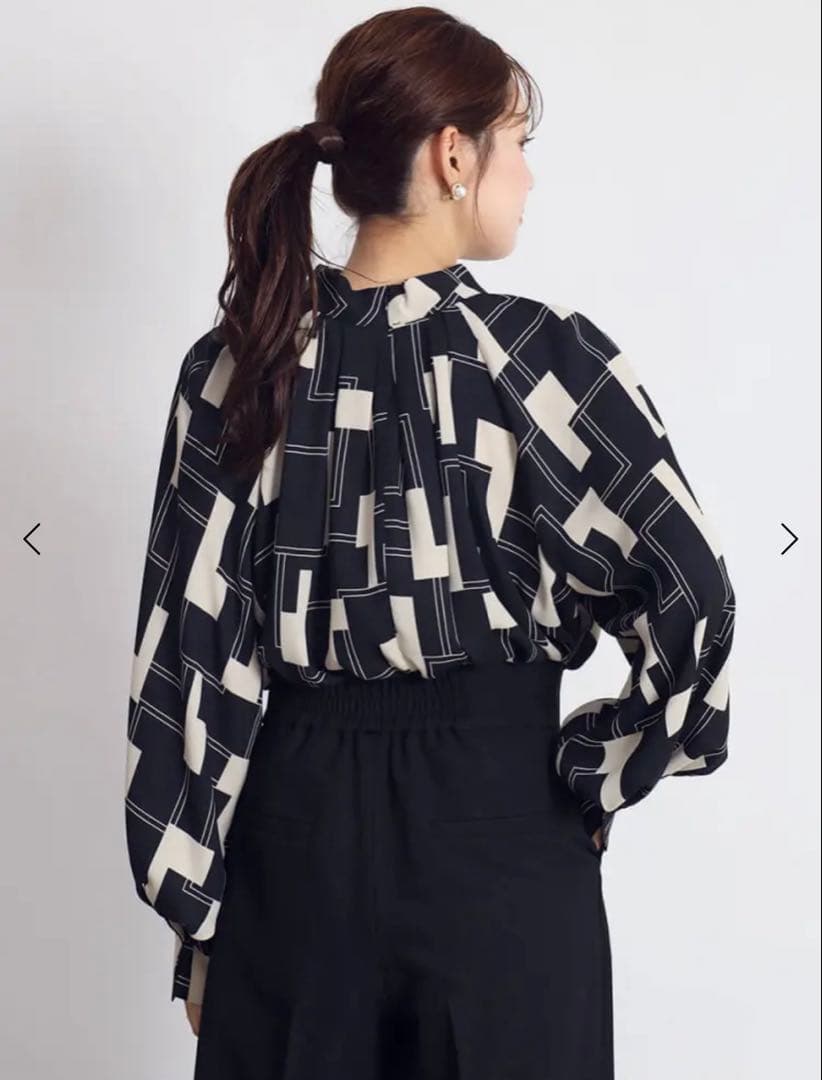 FENNELジオメトリックネックタックボリュームブラウス