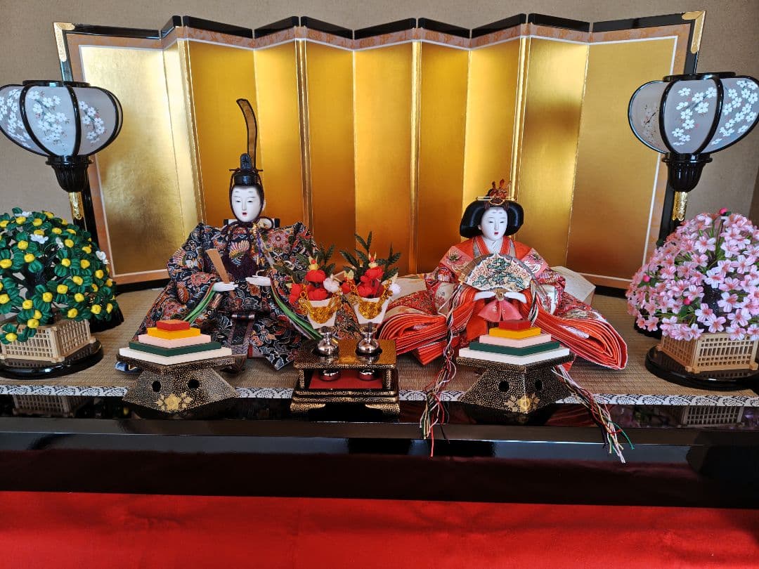 伝統的なひな人形セット