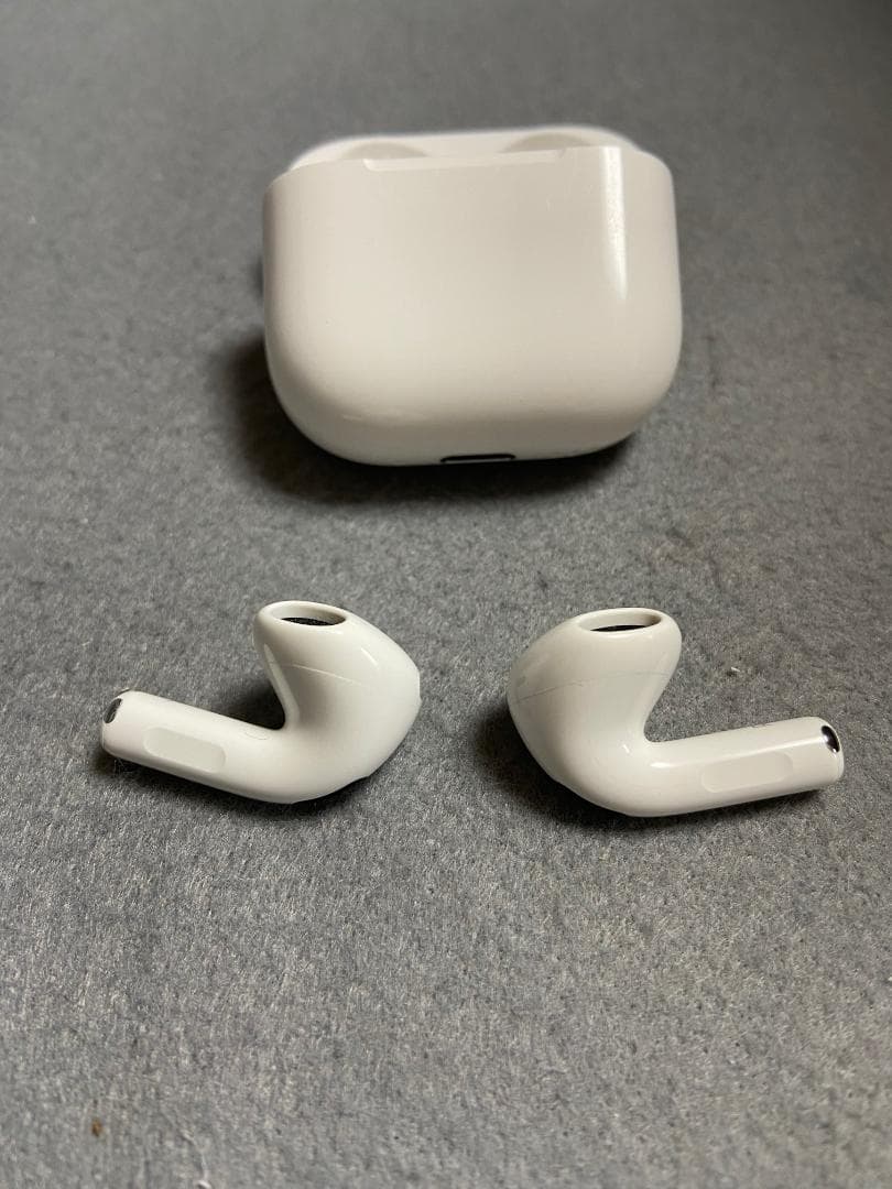美品 AirPods 第4世代 ノイズキャンセリング搭載モデル MXP93J/A