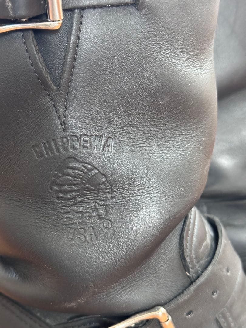 黒いレザーエンジニアブーツ