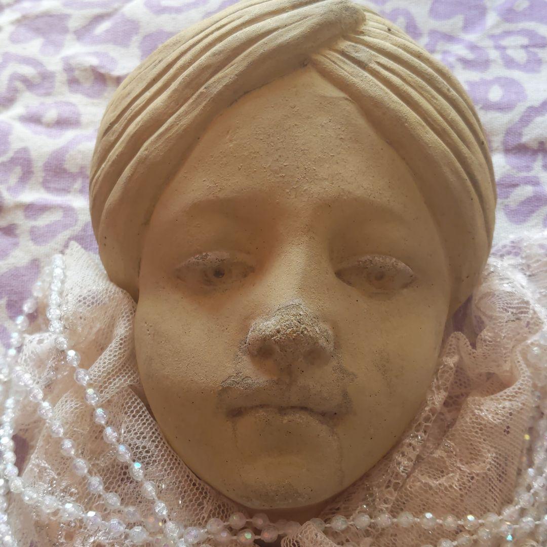 アンティークインドの少年陶器製　ウォールデコレーション