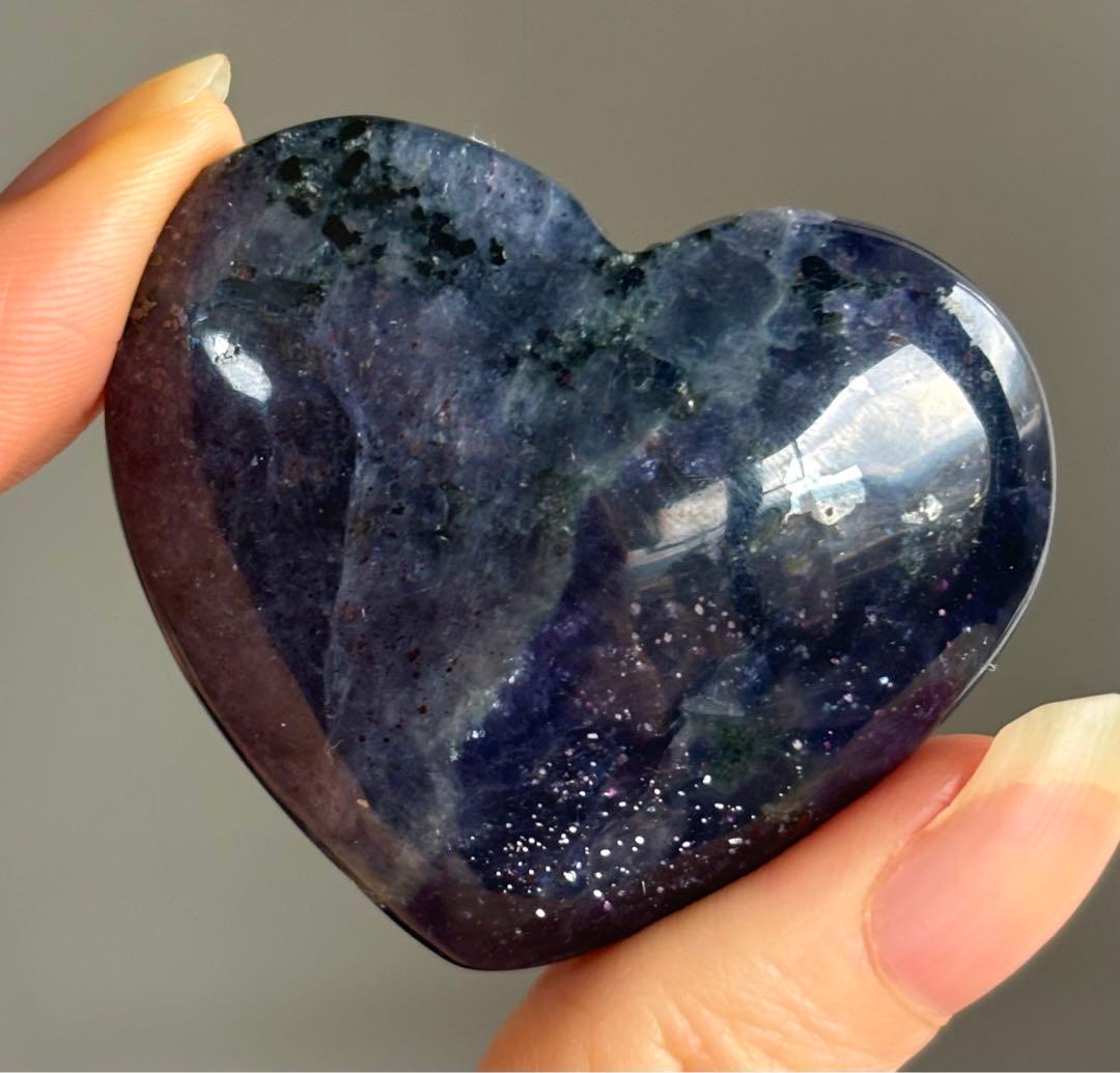 希少　高品質　ブラッドショットアイオライトサンストーン　ハート　握り石