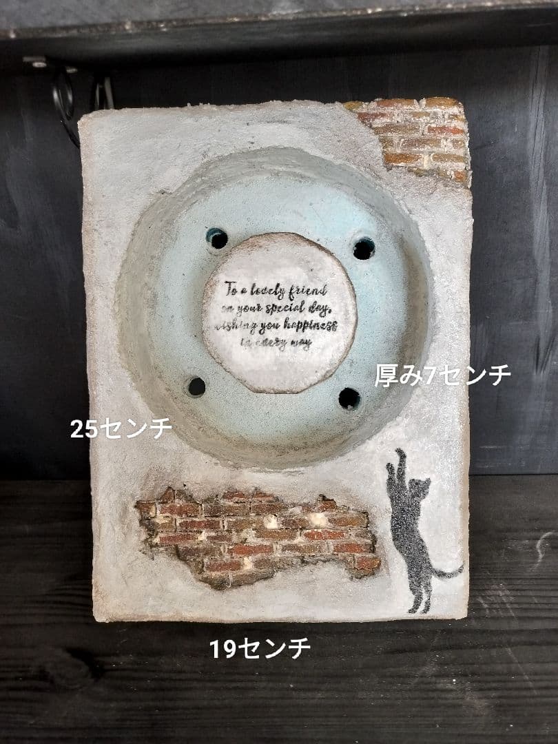 りく＆カイ　赤い窓のモルタル背景とニャンコ柄のリースプランター