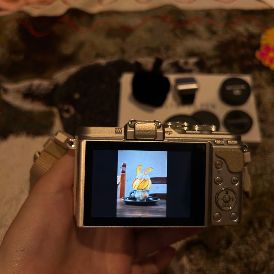 OLYMPUS PEN E-PL8 ホワイト ダブルズームキット　ミラーレス