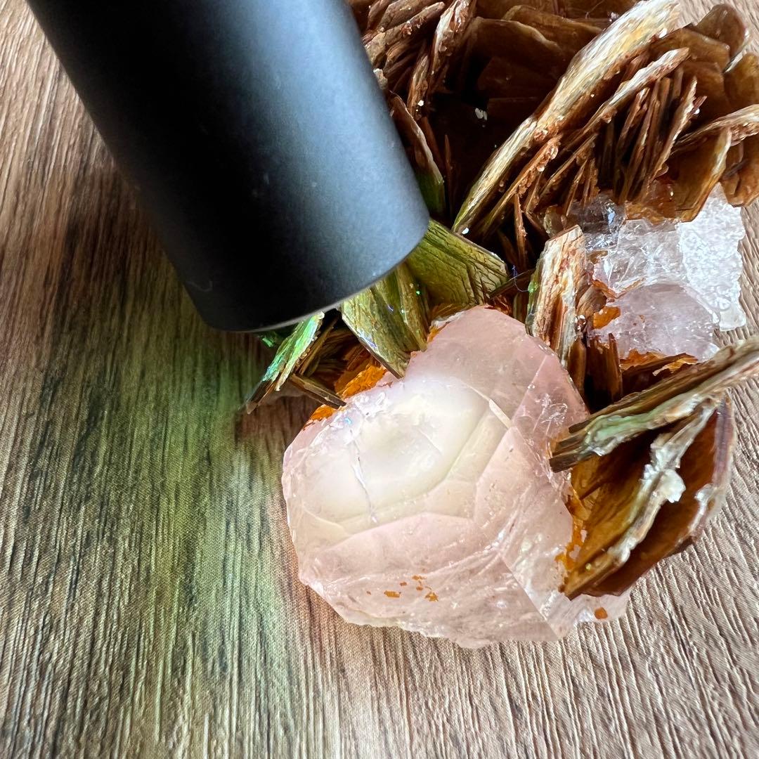 蛍光 ピンク アパタイト マスコバイト 共生 鉱物 標本 原石 フルオレッセンス