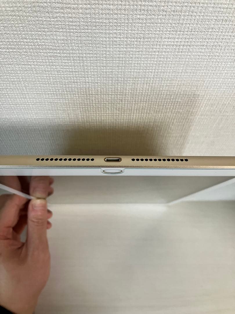 iPad第5世代(A1823)本体32GB送料込 ゴールド スタンドカバー付き