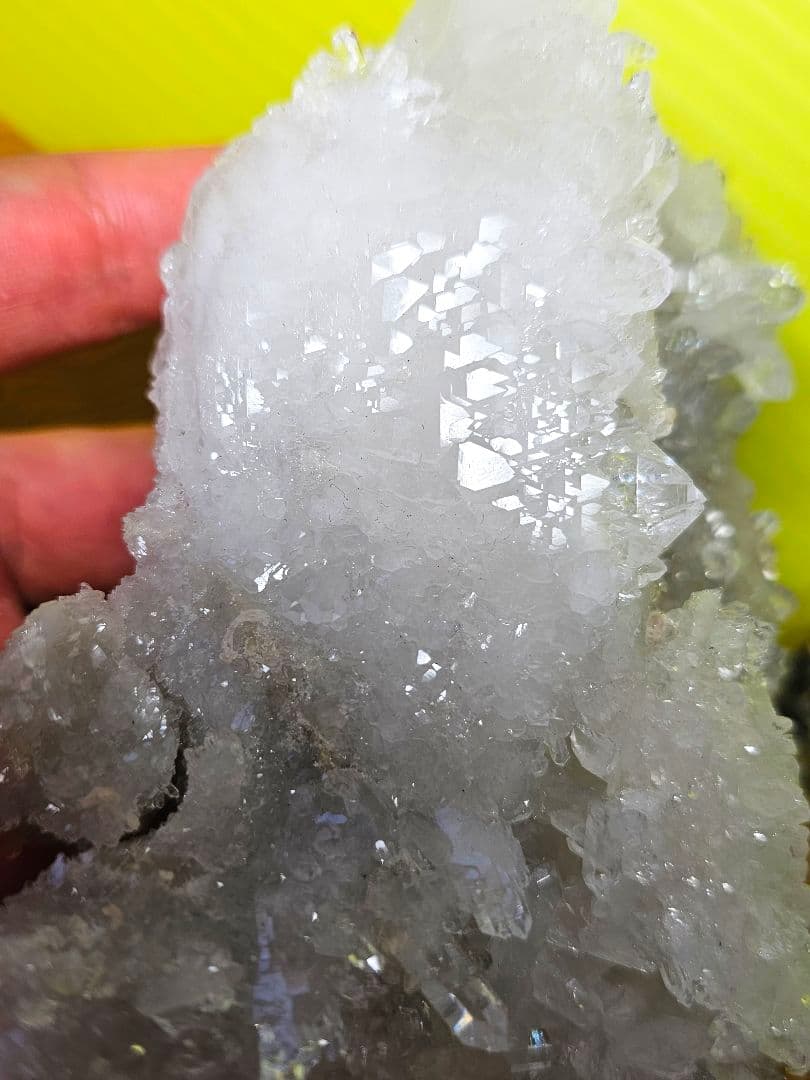 天使の輝き！約400g☆カテドラル水晶クラスター(龍穴あり)