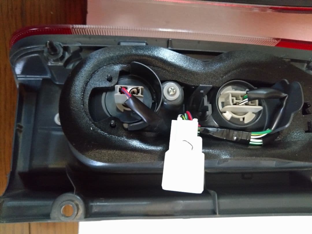 トヨタ　ハイエース　純正　テールランプ