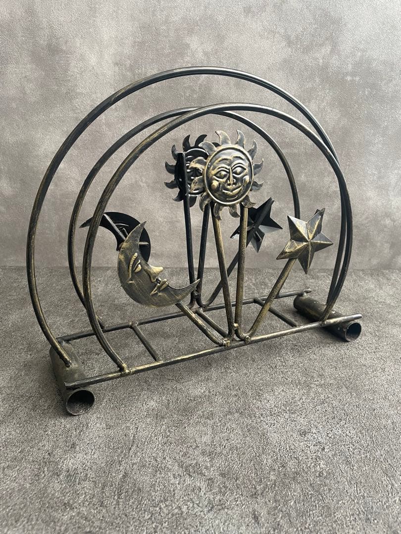 金属製のアンティークマガジンラック