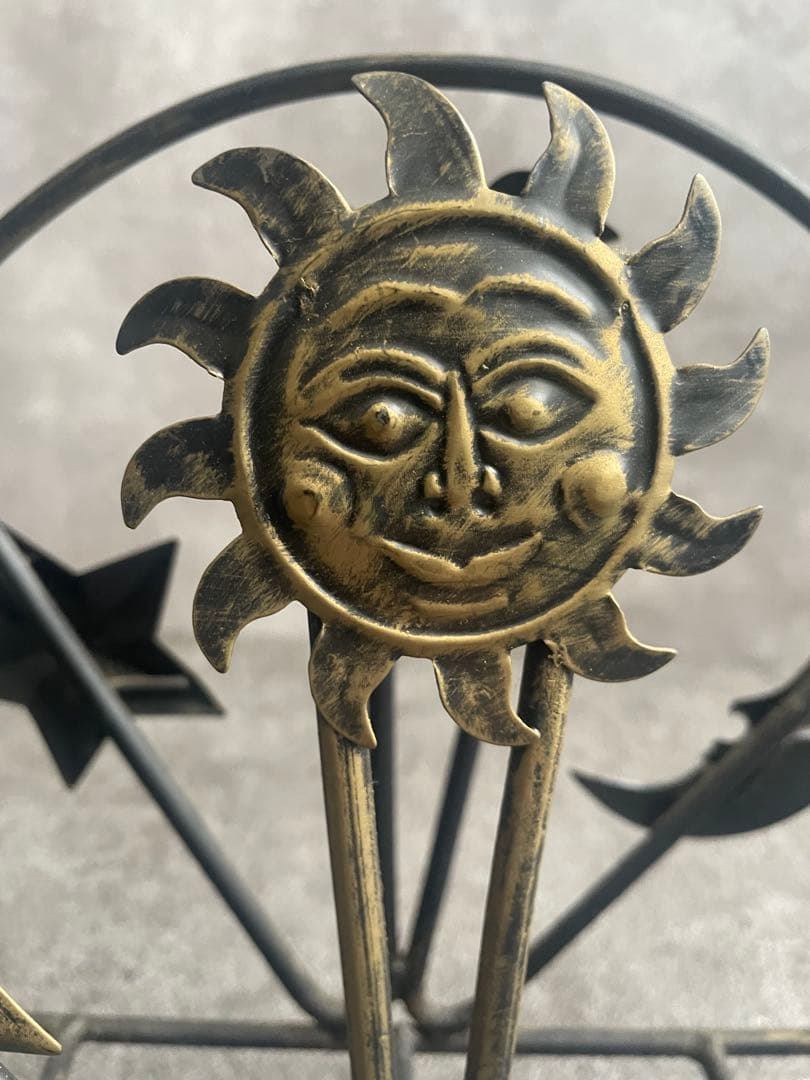 金属製のアンティークマガジンラック