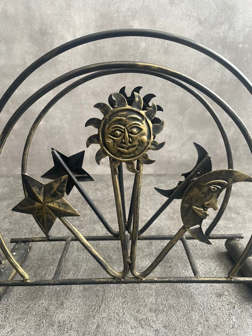 金属製のアンティークマガジンラック